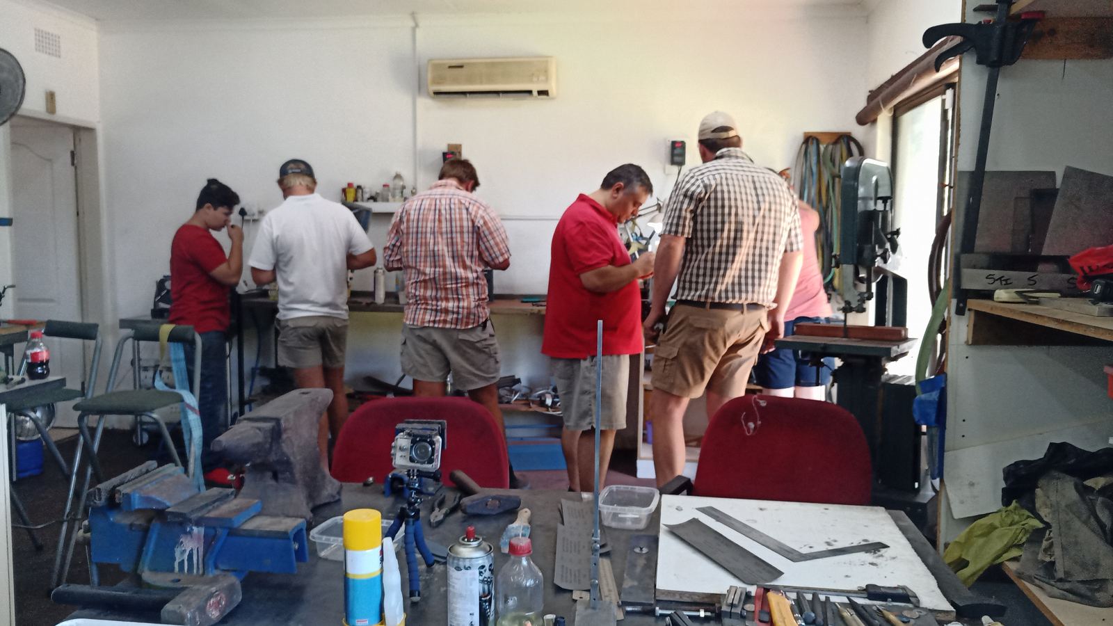 'n Groep werk saam tydens die Biltongmes-ervaring