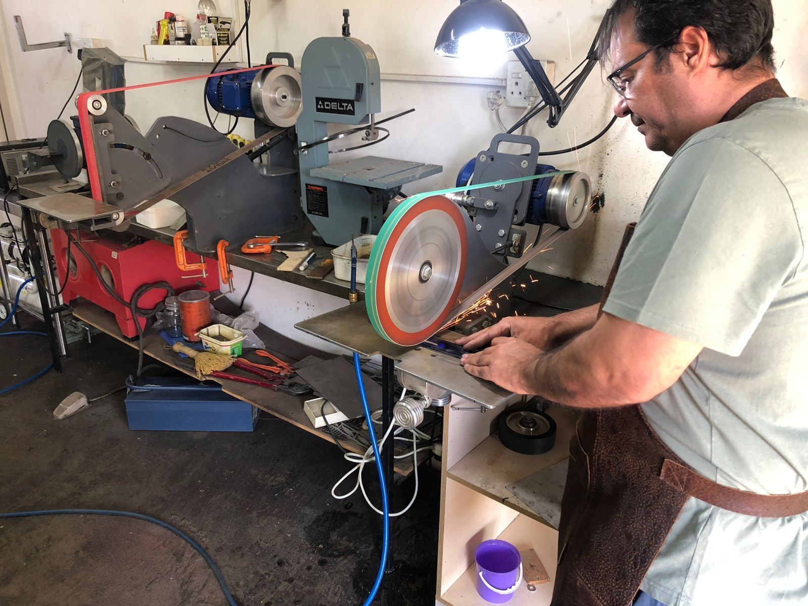 Grinding a blade blank on the belt grinder